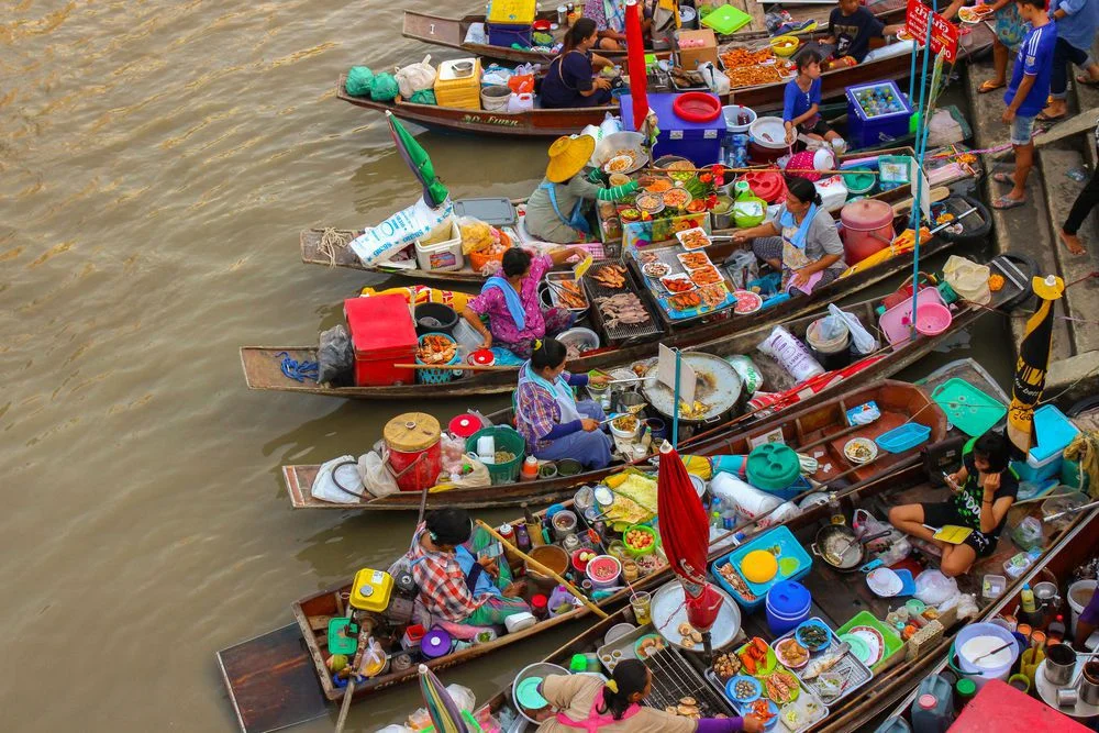 Mua bán trên chợ nổi là nét văn hóa độc đáo của vùng sông nước miền Tây Nam Bộ
